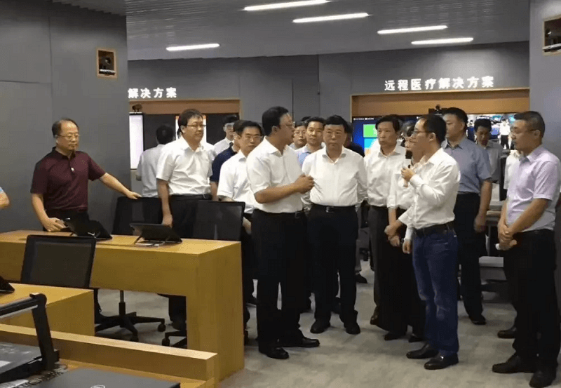 (代表團(tuán)一行在了解億聯(lián)視頻會(huì)議產(chǎn)品)